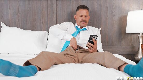 Кольцо на пальце, а палец в киске