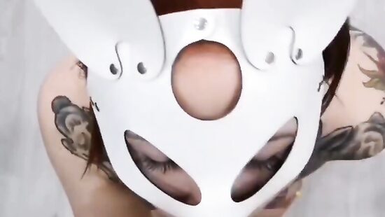 Как же шикарно сосёт этот зайчик)