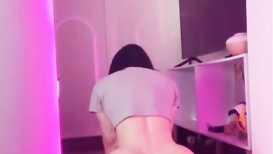 младшая сестра развлекается)