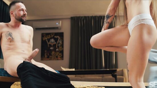 Напускная интеллектуальность в спущенных трусиках