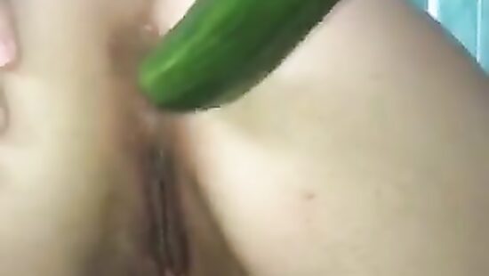 Анальный фистинг огурцом!