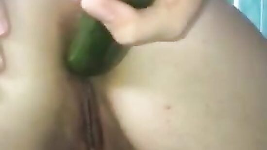 Анальный фистинг огурцом!