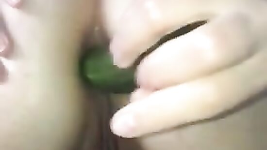 Анальный фистинг огурцом!