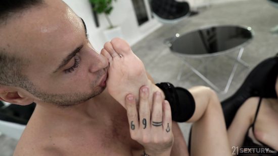 Муж жестко отодрал супругу в анал и обильно кончил на попку и стопы