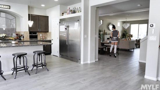 Чтобы получить побольше чаевых, горничная убирает без трусиков в сексуальном белье