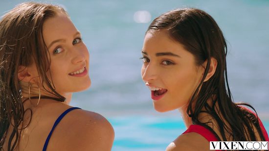 Семейная парочка соблазнила инструкторшу по серфингу и от души потрахалась с ней