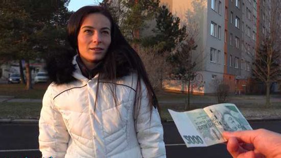 Развел стройную брюнетку на минет и секс за деньги