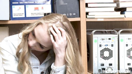 Поймал красотку на воровстве и наказал в комнате охраны