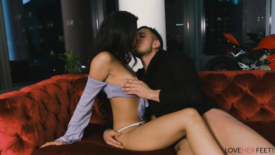 Гостеприимный сосед сделал массаж ступней и вылизал попку и киску красотке