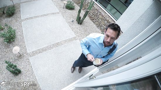 Супруг установил в доме скрытую камеру чтобы следить за женой