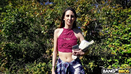 Пацаны в фургоне развели студентку на секс за деньги