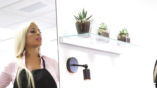 Похотливая начальница заставляет работника удовлетворять все её прихоти