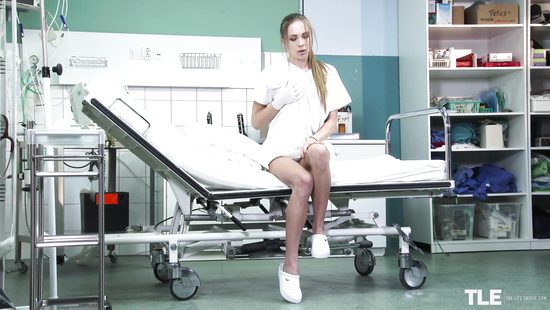 Медсестра засиделась в кабинете, чтобы вдоволь подрочить